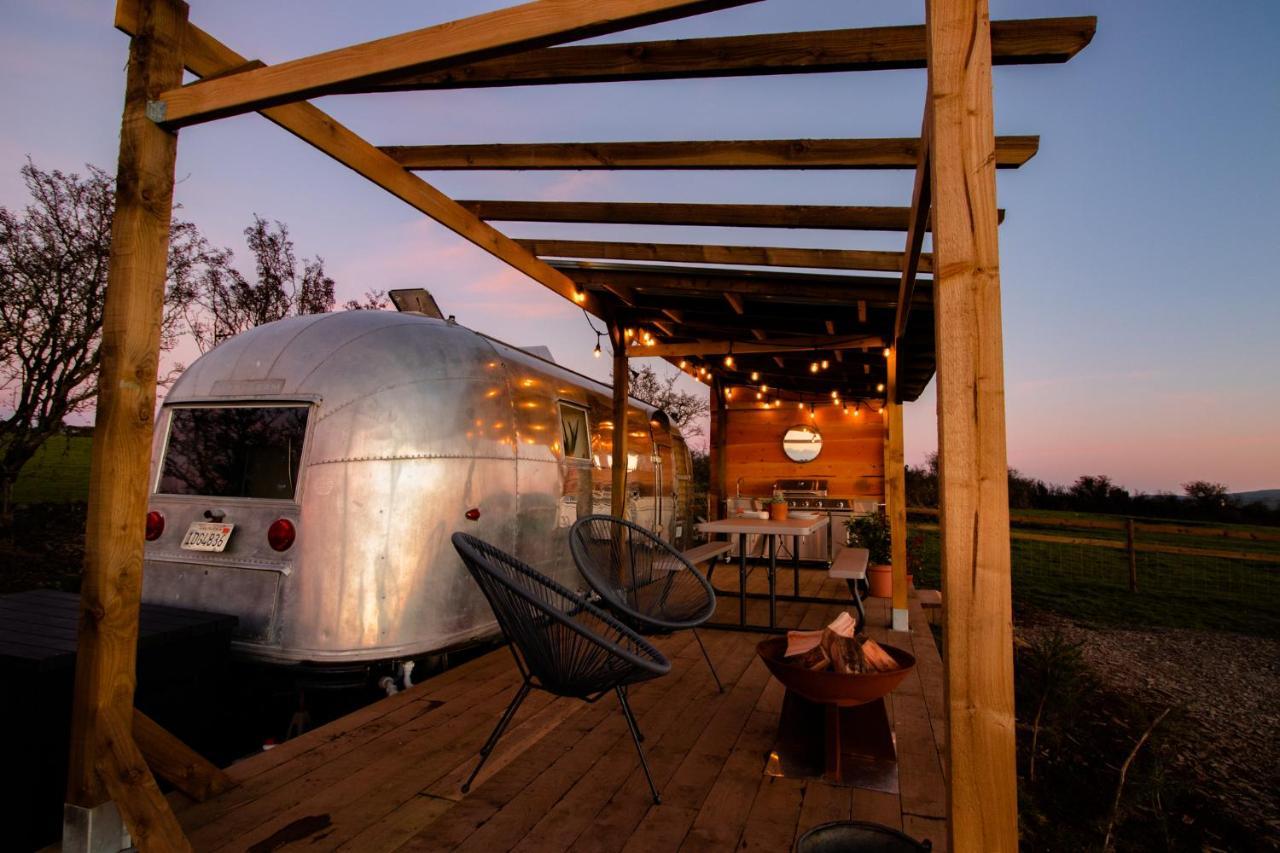 Tin Can Retreat - Vintage Trailer Motel - Retro Adventures In West Wales Newcastle Emlyn Exterior foto